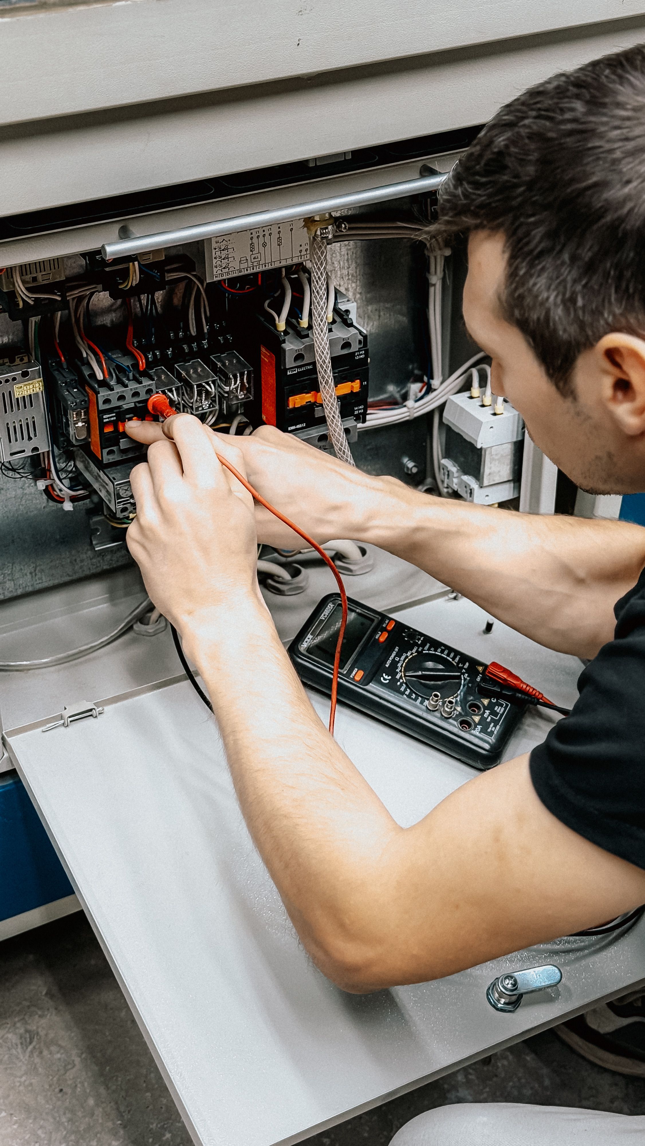 Electricista professional d'Electro Muntatges Joan realitzant una instal·lació elèctrica a Andorra